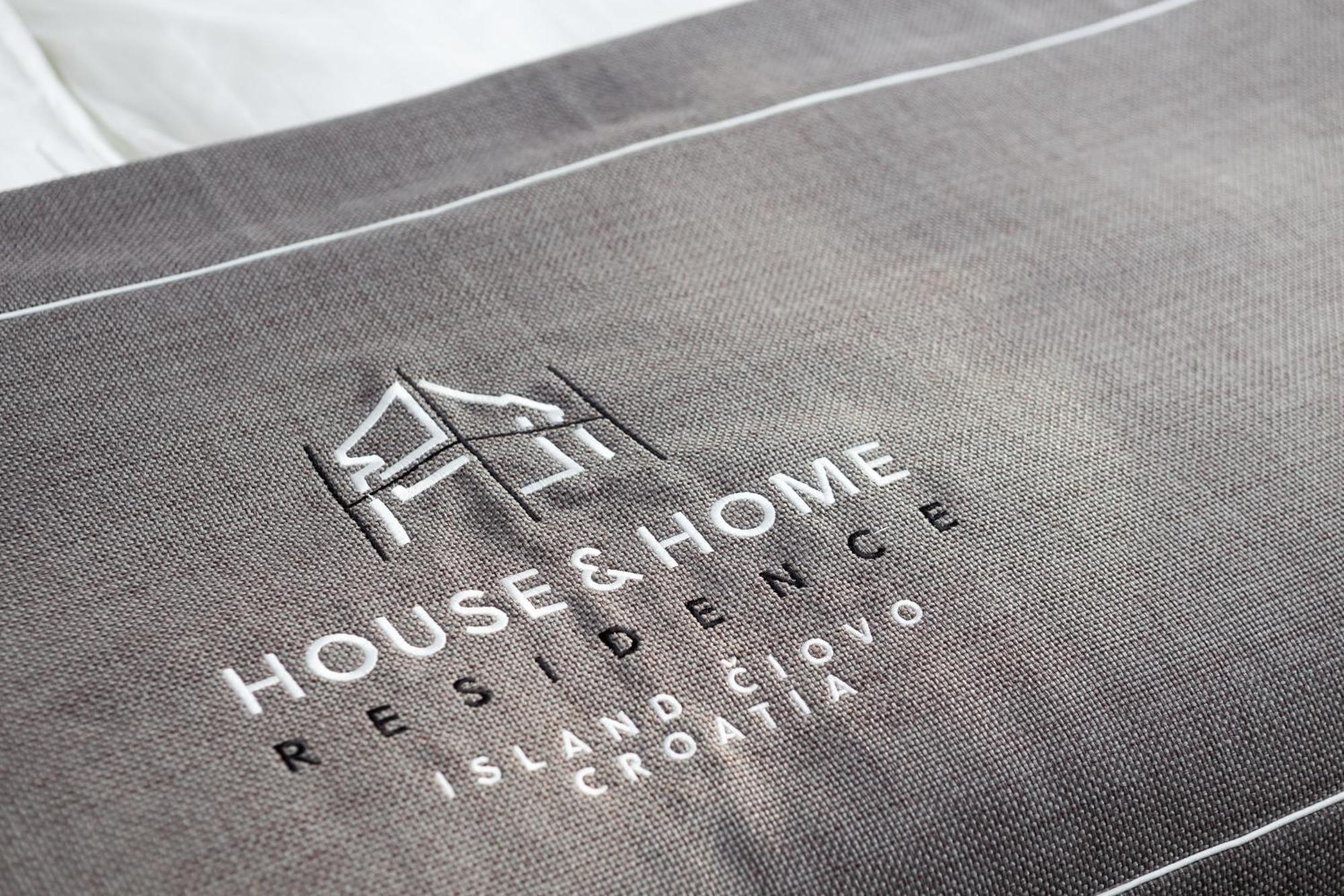 House & Home Slatine Exterior photo